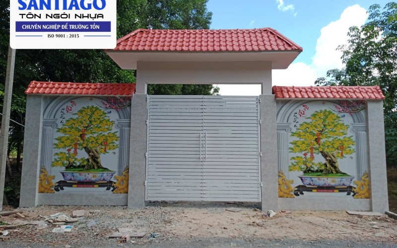 Mái Cổng Nhà Lợp Ngói Nhựa: Nhẹ Cho Trụ Cổng, Không Dột