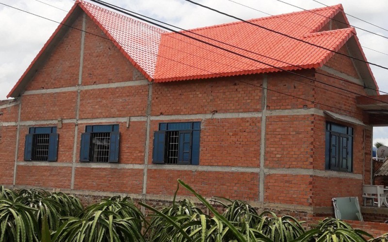 So Sánh Ngói Nhựa Và Ngói Đất Nung: Trọng Lượng, Khung Mái, Độ Bền