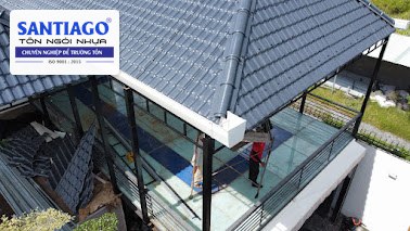 Biệt thự mái ngói nhựa xám đang hoàn thiện