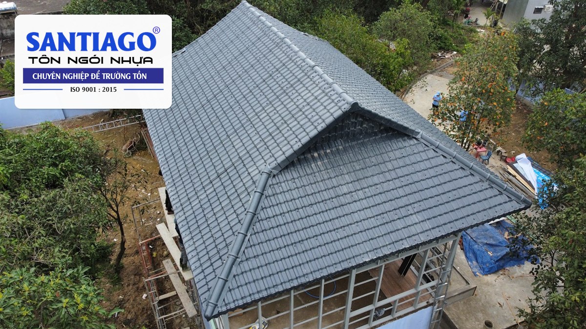 Nhà mái Nhật lợp ngói nhựa xám nhìn từ trên cao