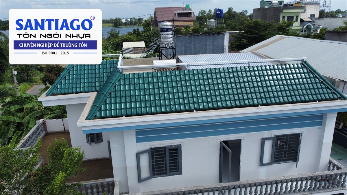 Biệt thự lợp ngói nhựa màu xanh rêu