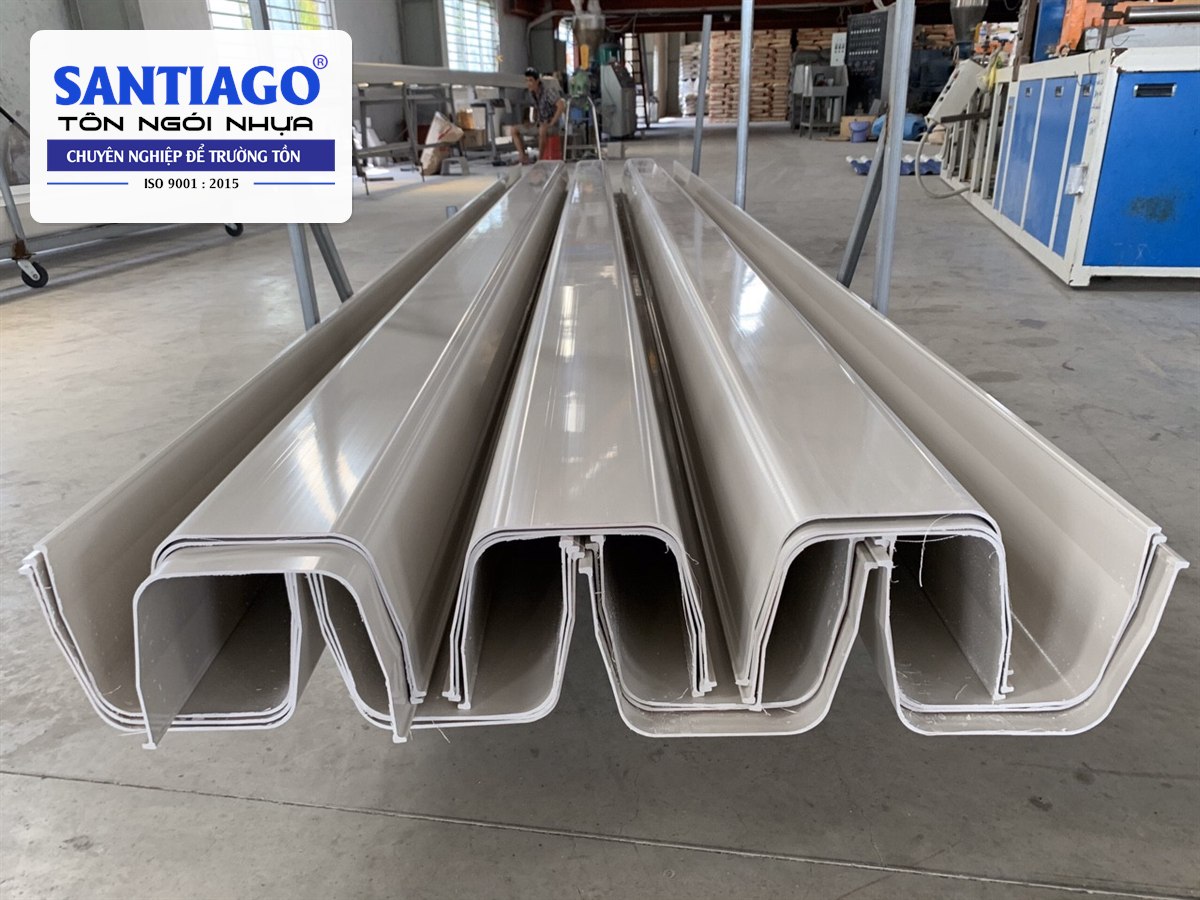 Bốn cây máng xối nhựa PVC trắng xếp cạnh nhau