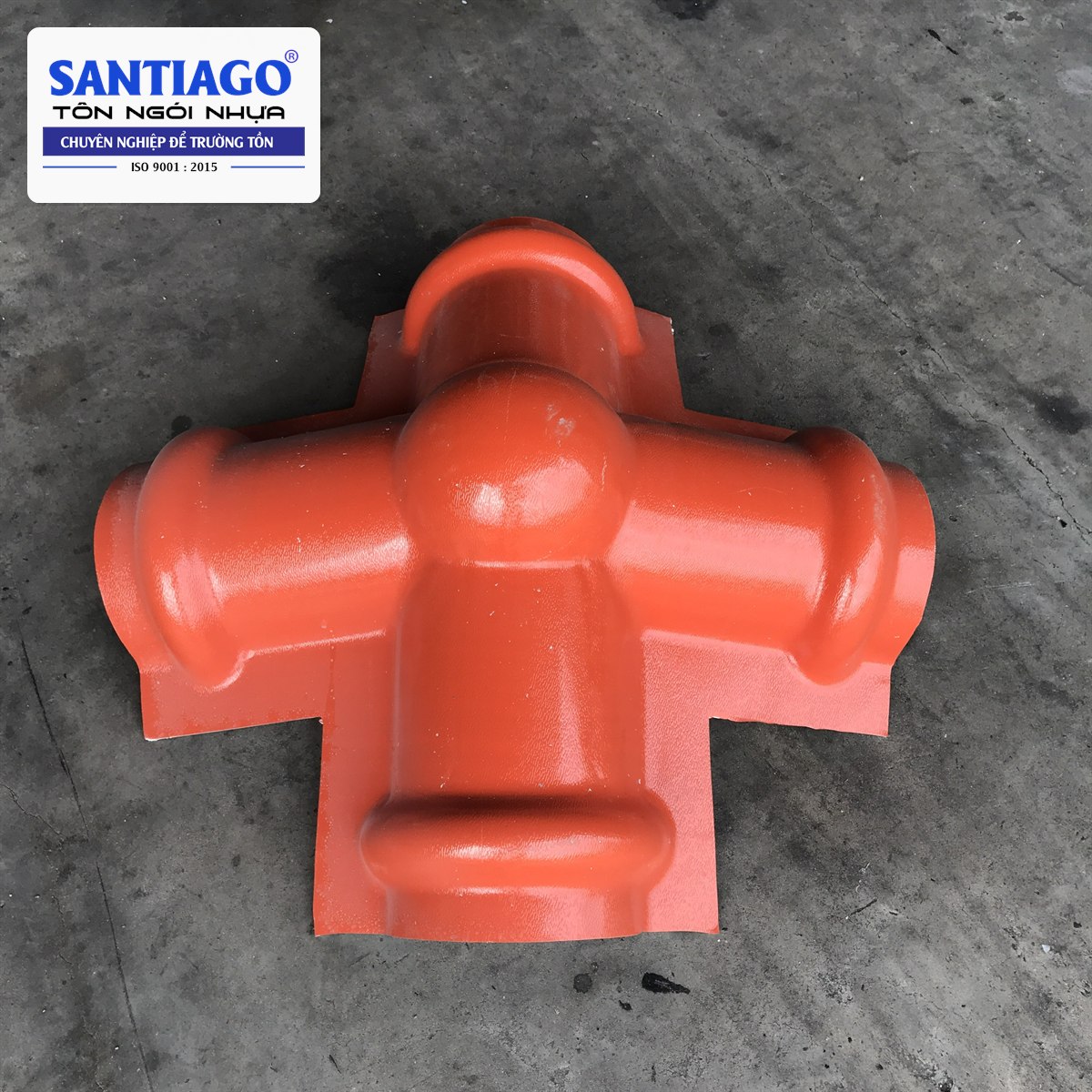 Chạc 4 đầu ngói nhựa màu đỏ đặt trên nền xưởng