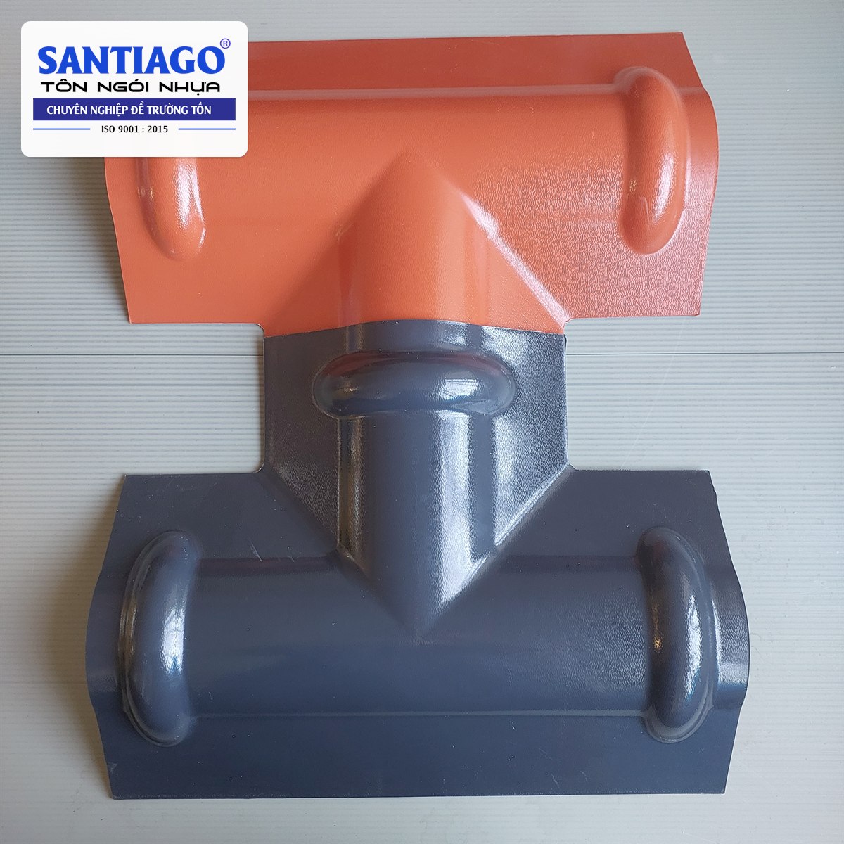 Hai chạc chữ T màu đỏ và xám đặt chồng lên nhau
