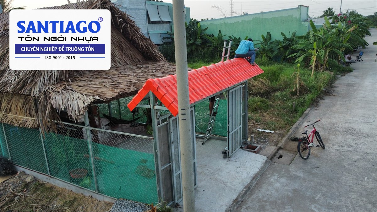 Chòi lá với một phần mái đã lợp ngói nhựa đỏ