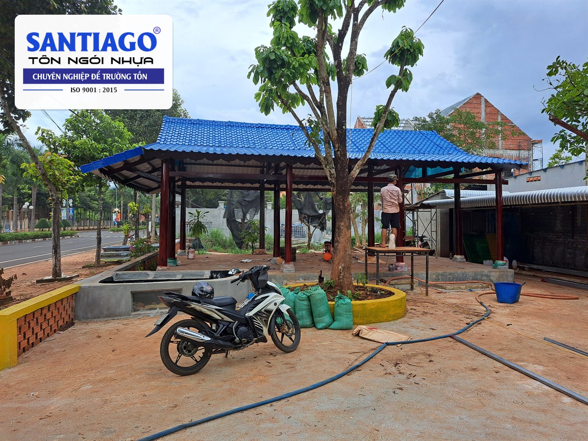 Chòi nghỉ lợp ngói nhựa xanh dương ở Bù Đốp