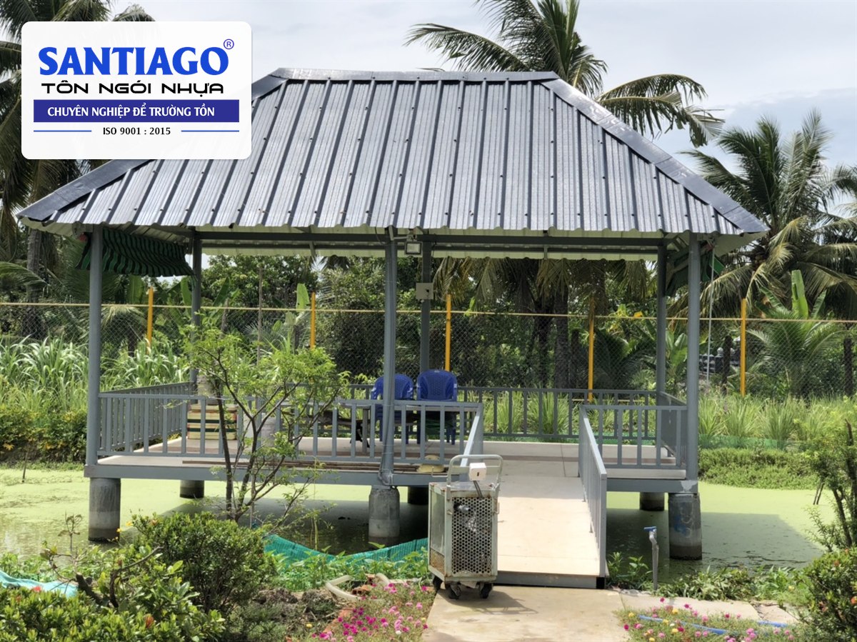 Chòi nghỉ mái tôn nhựa xám giữa vườn dừa ở Bến Lức