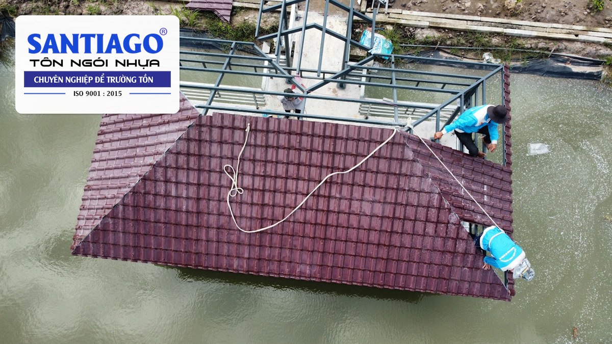 Chòi mái ngói nhựa nâu đỏ bên hồ nhìn từ trên cao