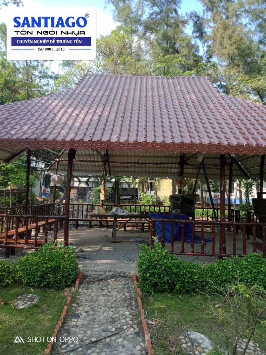 Chòi ngói nhựa trong quán cà phê sân vườn ở Biên Hòa