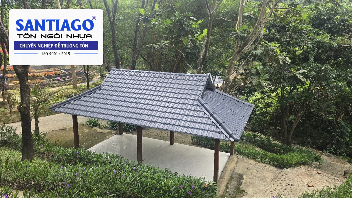 Chòi nghỉ mái ngói nhựa xám giữa vườn cây
