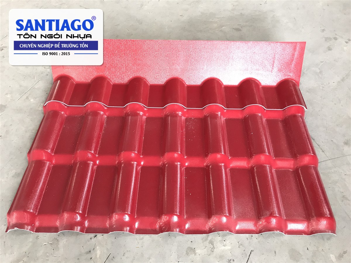 Mái ngói nhựa đỏ đô có úp tường hiên Santiago ở đầu mái
