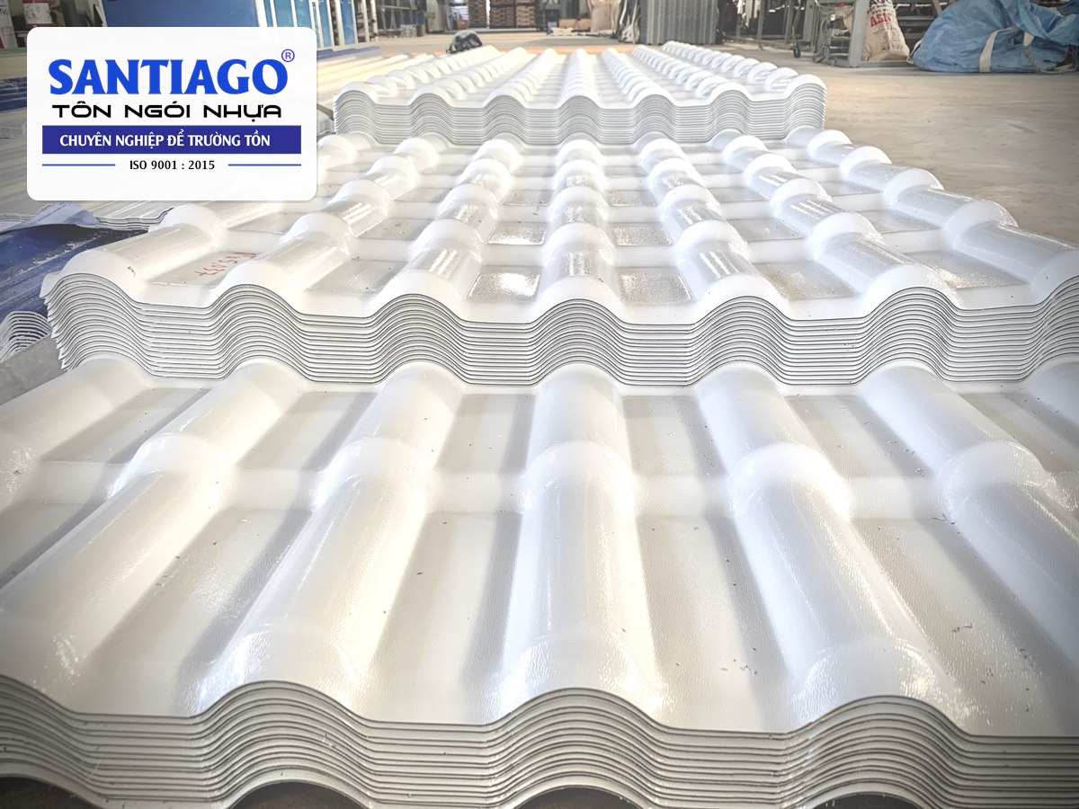 Các chồng ngói nhựa màu trắng xếp tại kho