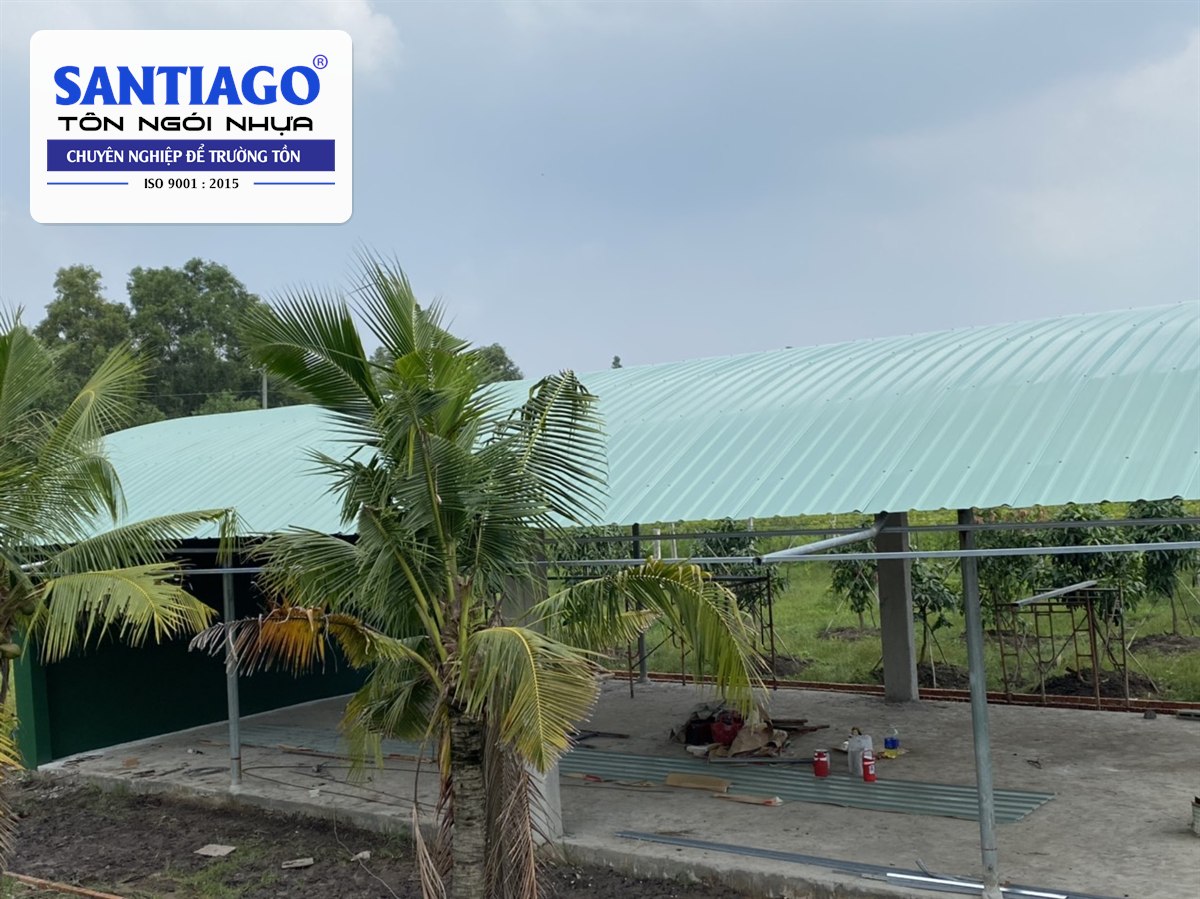 Dãy chuồng mái tôn nhựa xanh ngọc nhìn ngang