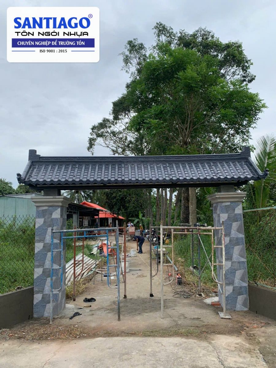 Cổng ngói âm dương màu xám có góc âm dương ở đầu nóc
