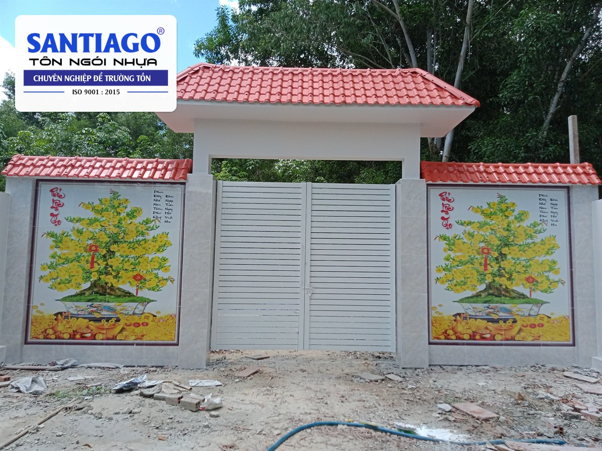 Cổng và tường rào có mái ngói nhựa đỏ nhìn chính diện