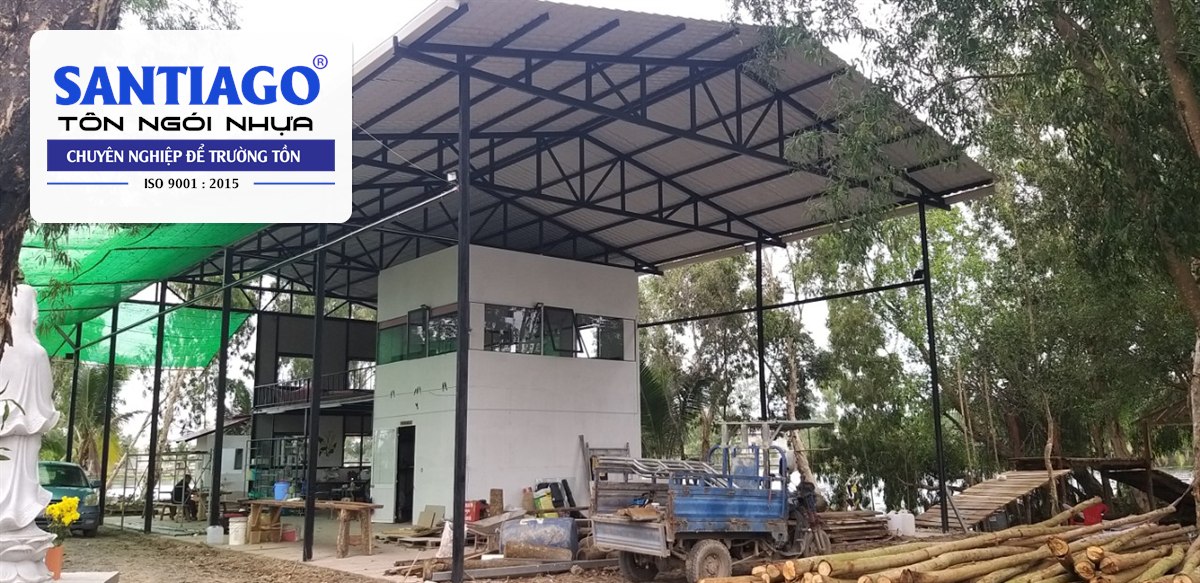Nhà có mái tôn lắp máng xối nhựa trắng