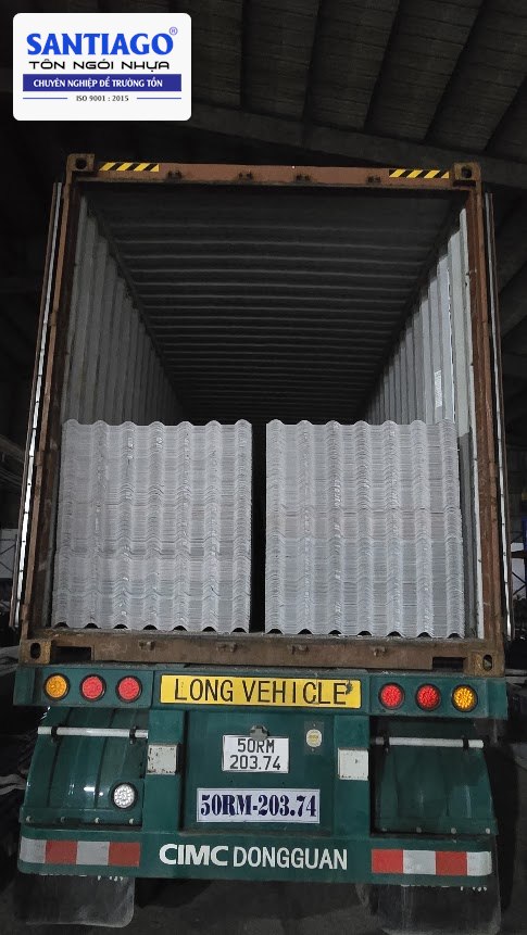 Container chứa đầy kiện tôn nhựa trắng