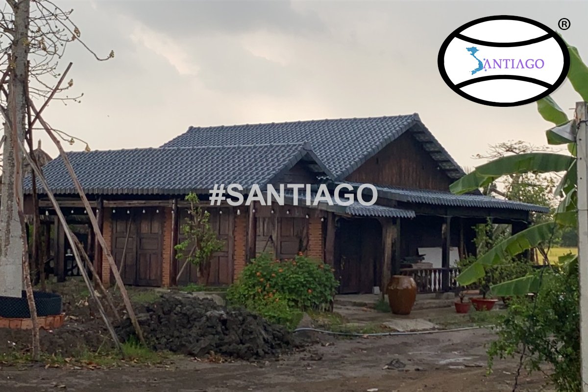 Cụm nhà gỗ lợp ngói nhựa trong vườn