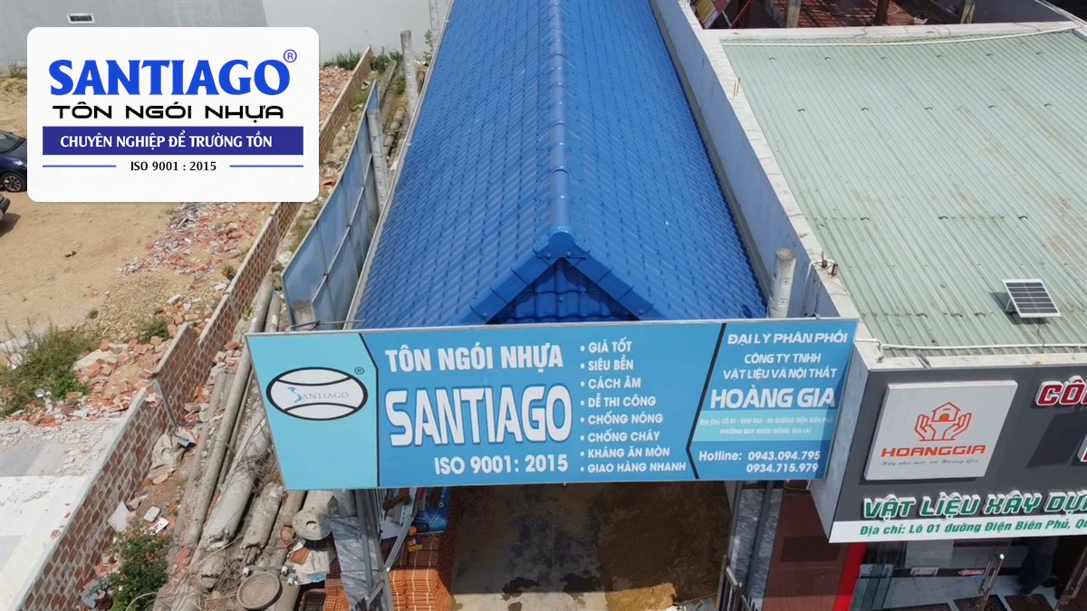 Cửa hàng đại lý Hoàng Gia có bảng hiệu tôn ngói nhựa Santiago