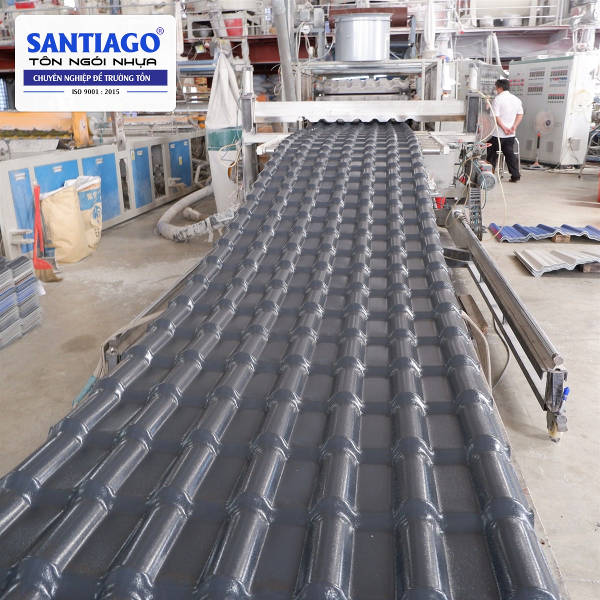 Dây chuyền ép đùn ngói nhựa tại nhà máy Santiago