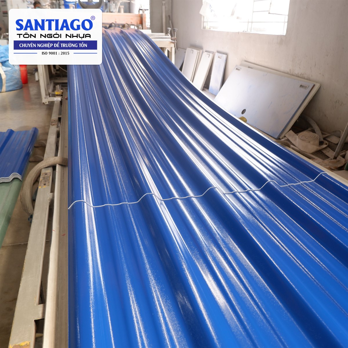 Tấm tôn nhựa xanh dương dài trên dây chuyền