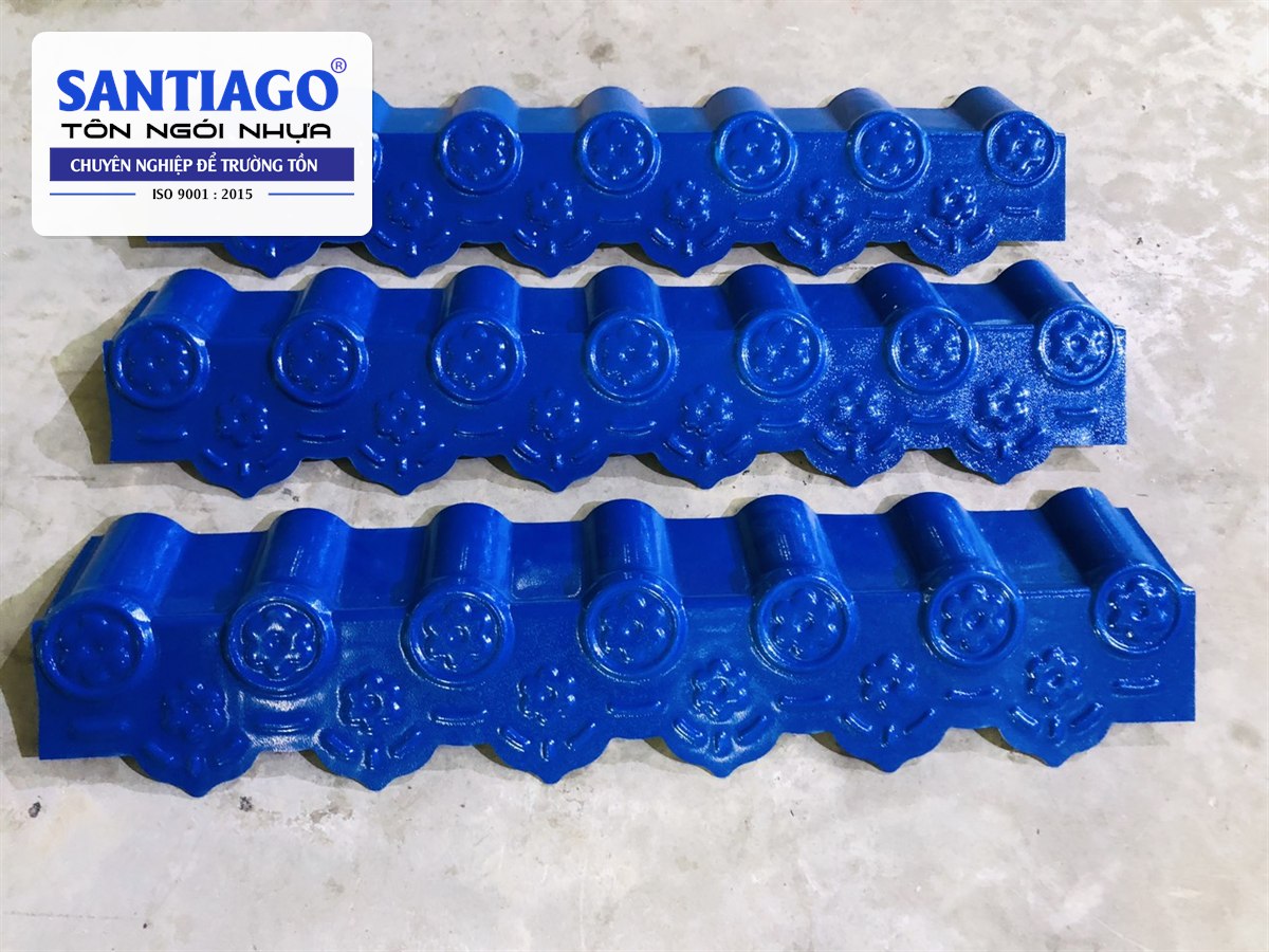 Ba tấm diềm hiên hoa màu xanh dương tại kho Santiago