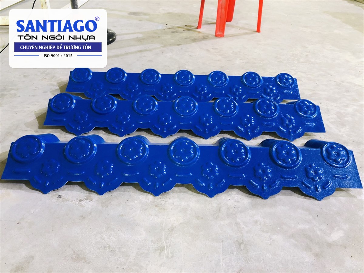 Ba tấm diềm hiên hoa văn màu xanh dương