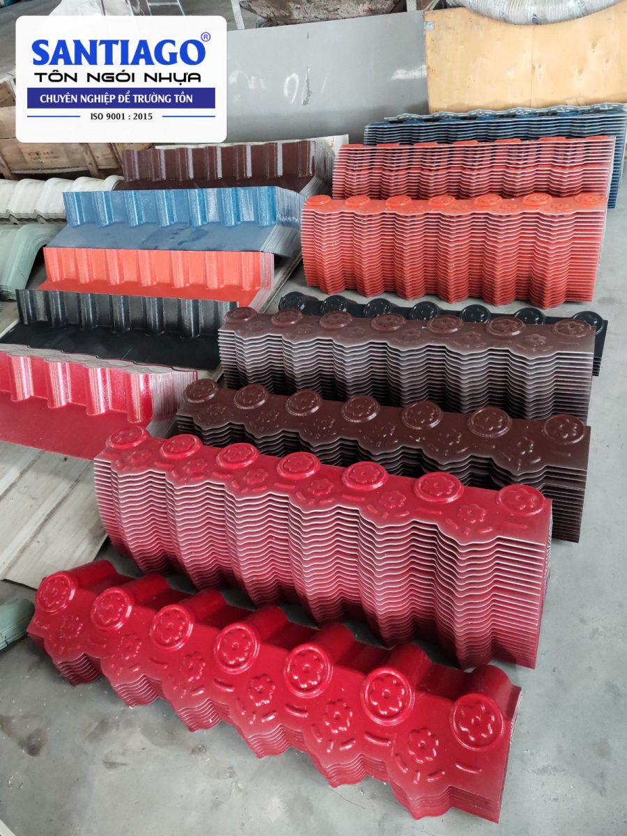 Các chồng diềm hiên ngói nhựa nhiều màu tại kho