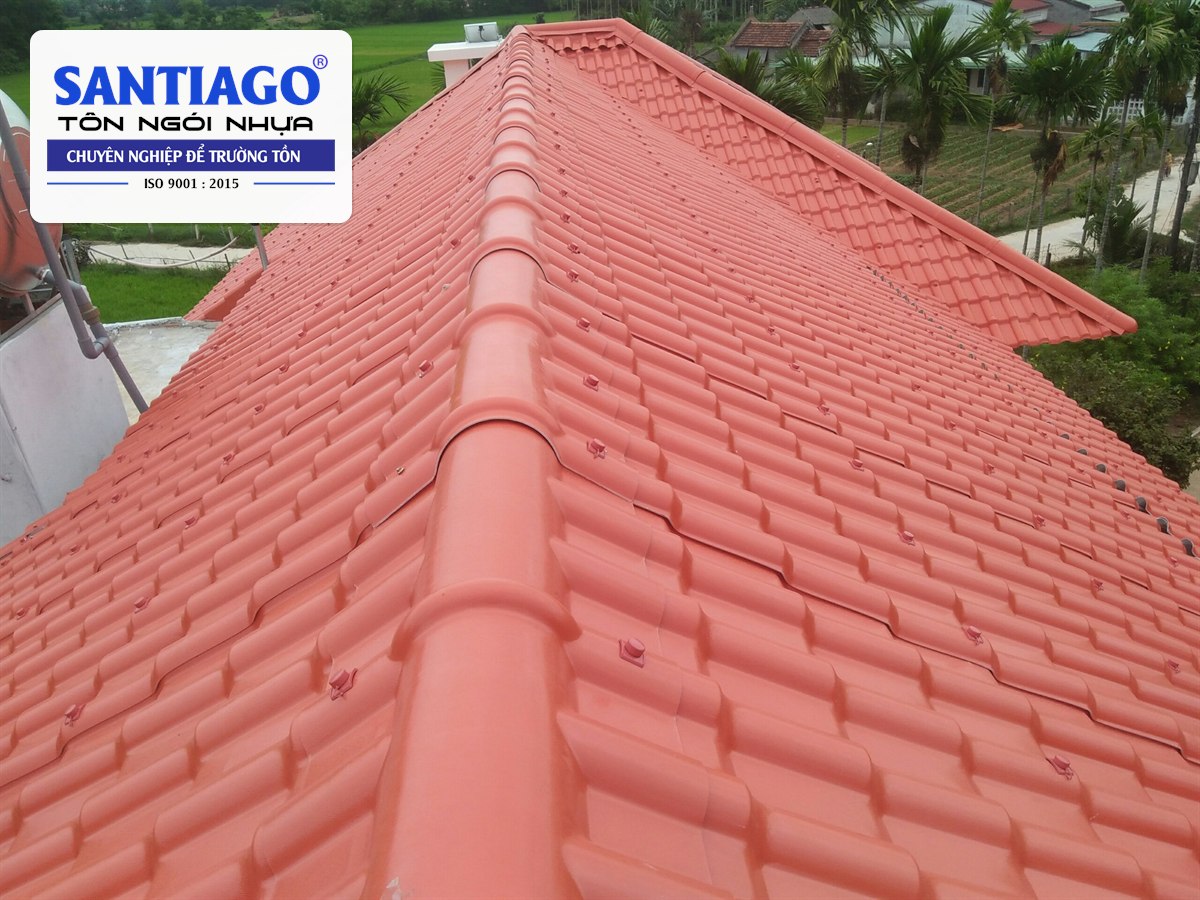 Đường nóc mái ngói nhựa đỏ nhìn từ trên cao ở Nam Phước, Quảng Nam