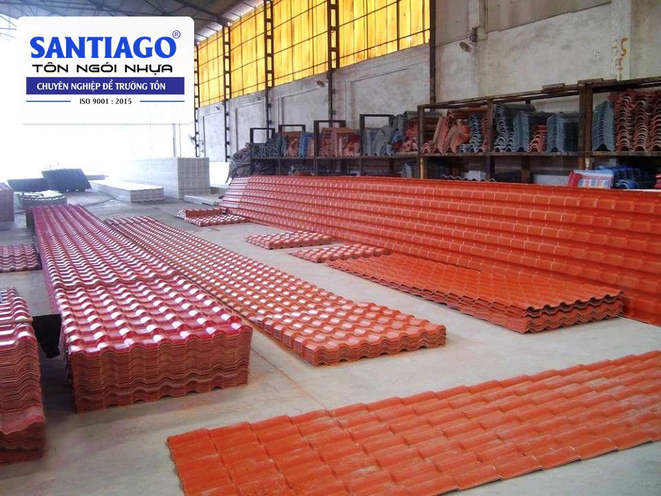 Nhiều chồng ngói nhựa đỏ xếp trong kho chờ giao hàng