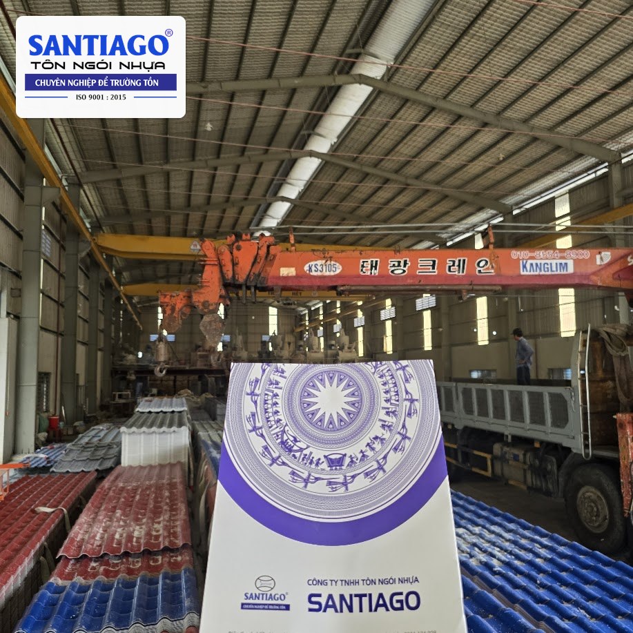 Kho ngói nhựa trong nhà máy Santiago có cầu trục