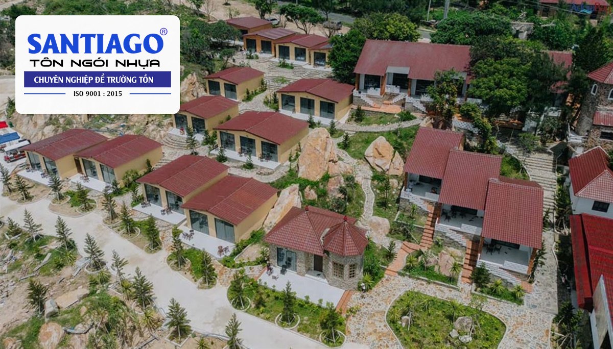 Khu nghỉ dưỡng nhiều bungalow mái ngói nhựa đỏ nhìn từ trên cao