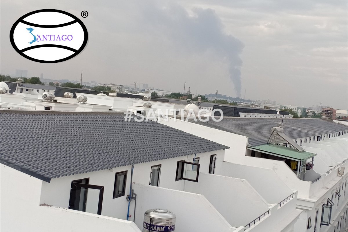Khu shophouse tường trắng lợp ngói nhựa xám đen