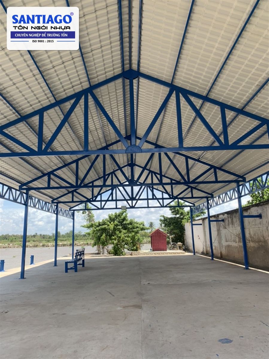 Khung kèo thép và đòn tay dưới mái ngói nhựa Santiago ở Tiền Giang
