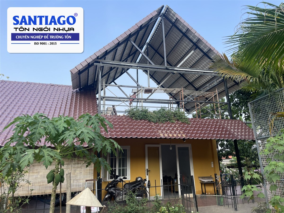 Dựng khung kèo mới để lợp ngói nhựa trên nhà cũ