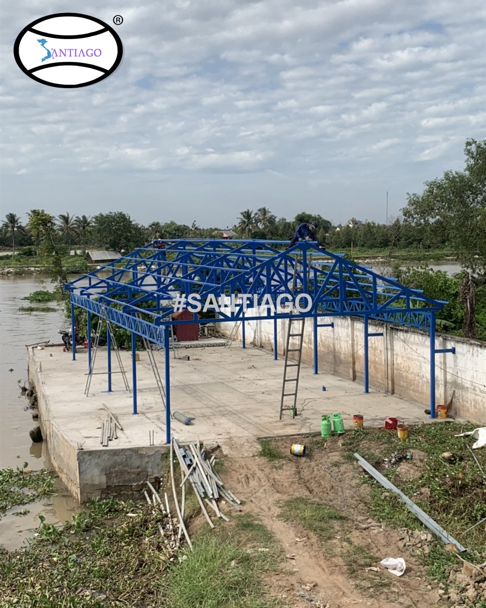 Khung kèo thép sơn xanh đã dựng xong, chờ lợp tôn nhựa giả ngói