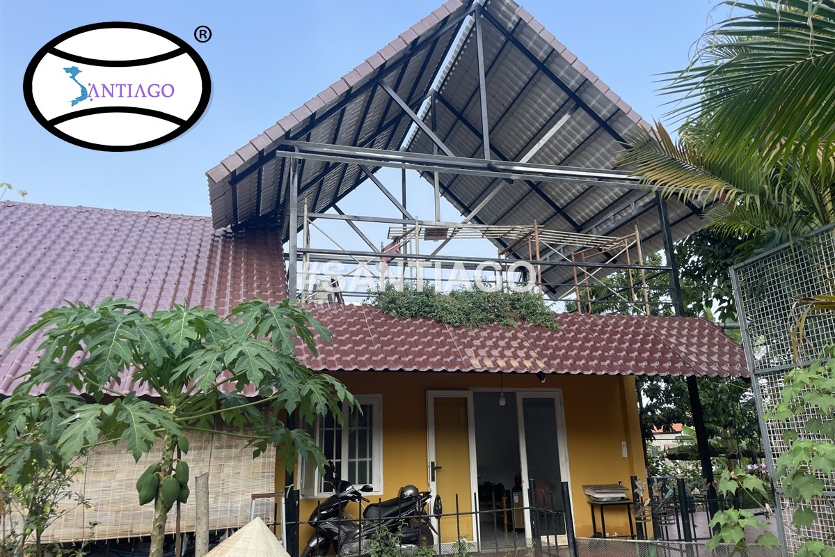 Khung thép và mái ngói nhựa đỏ đô