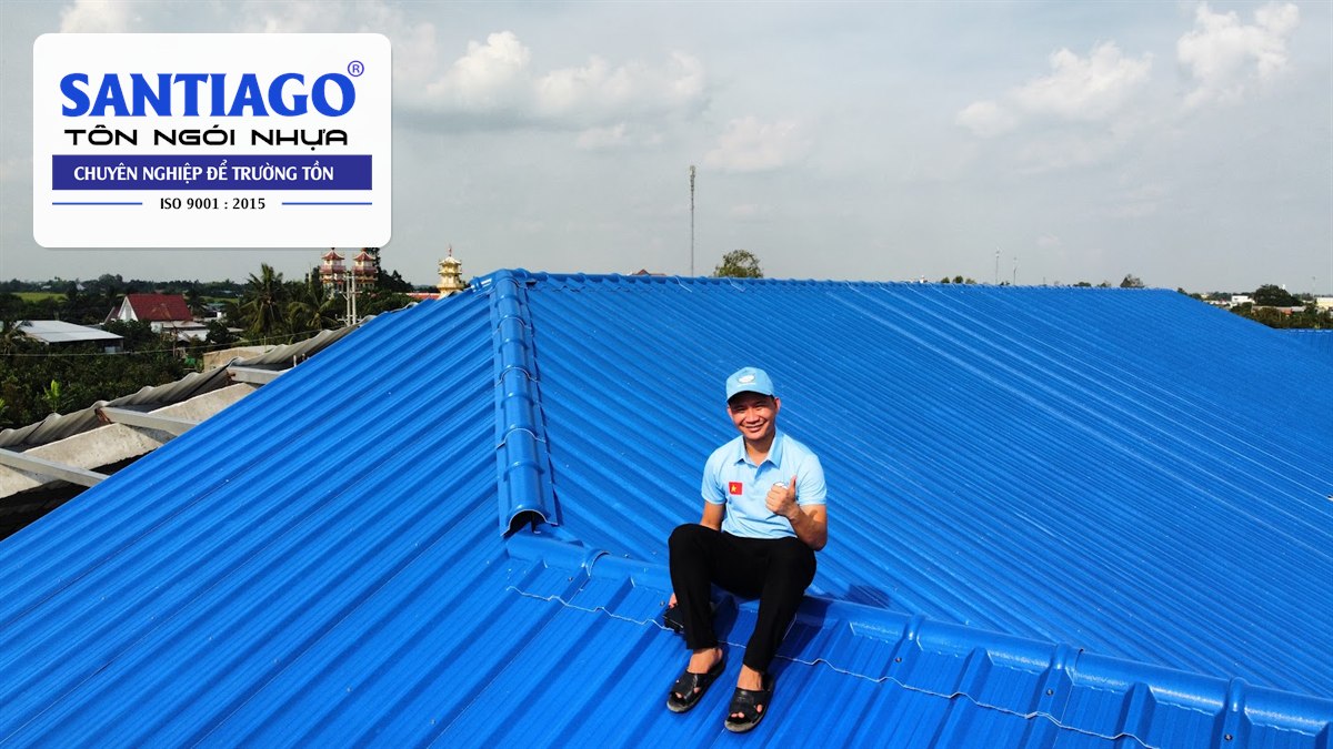 Nhân viên Santiago kiểm tra mái tôn nhựa xanh dương