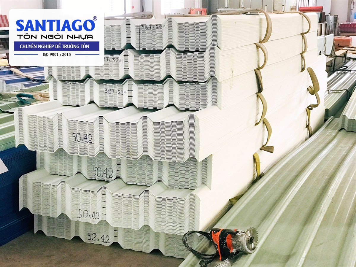 Các kiện ngói nhựa đóng gói có nhãn tại nhà máy