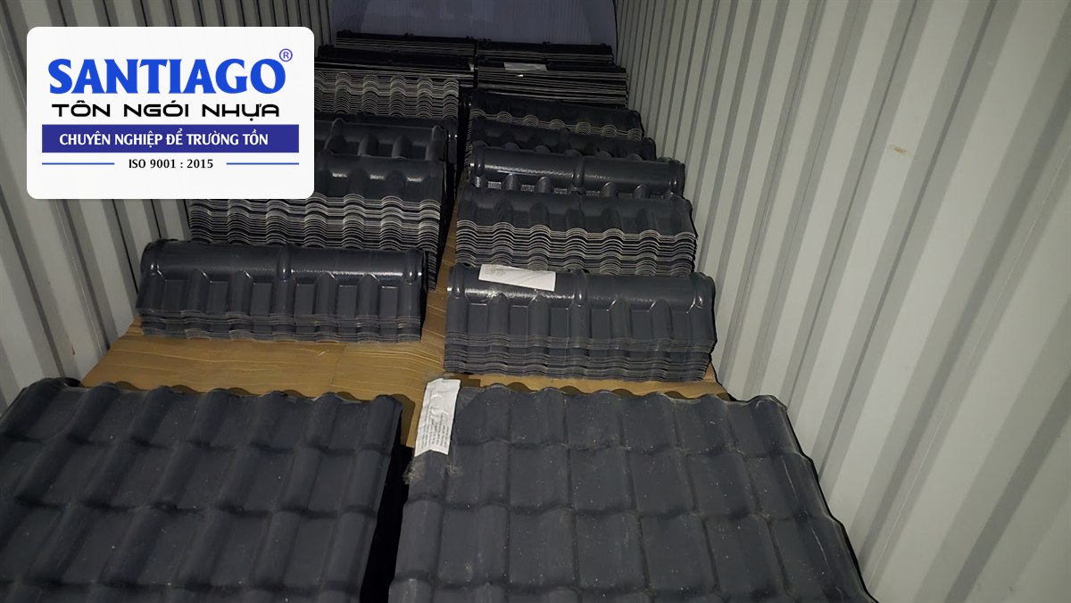 Kiện ngói nhựa xám xếp kín trong container