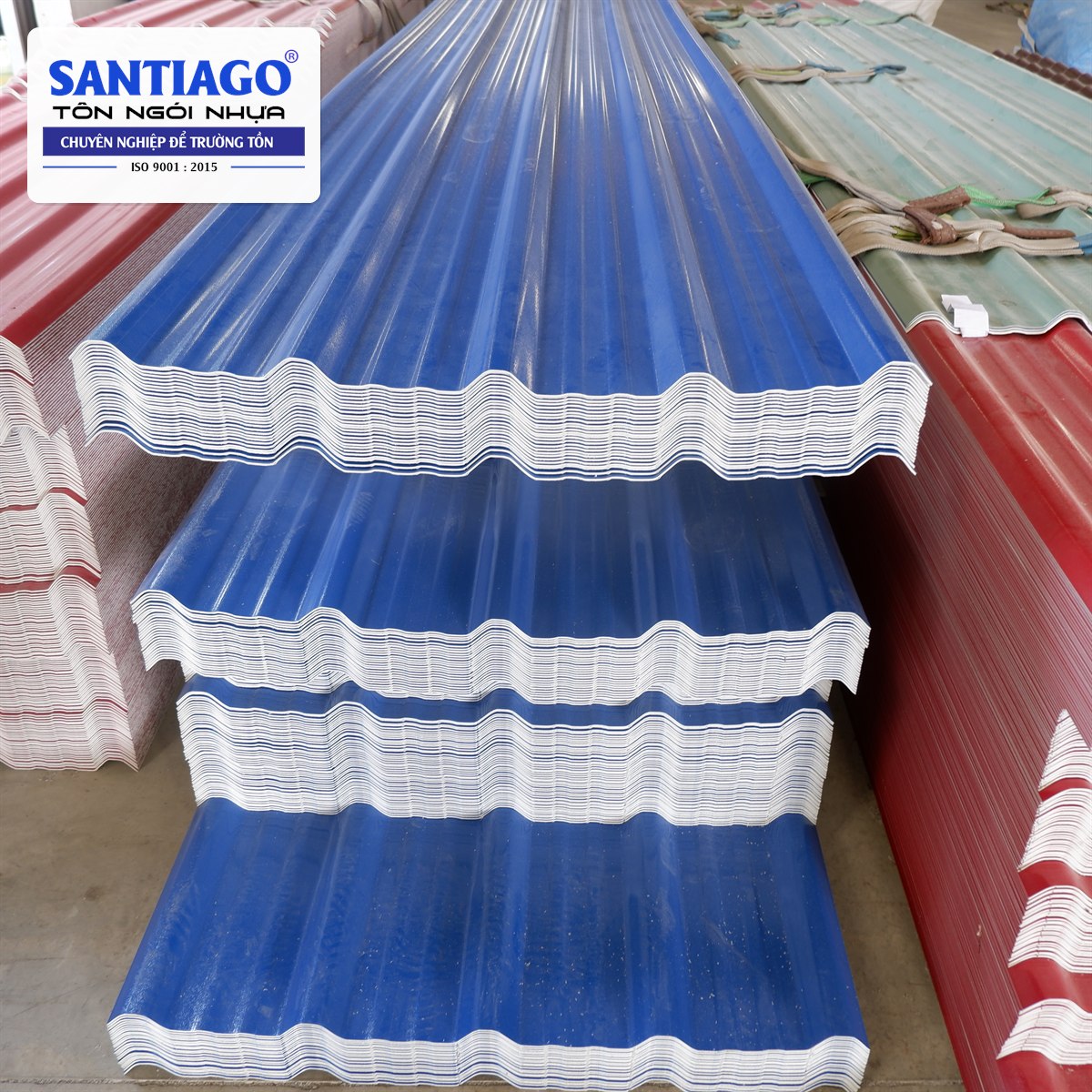 Kiện tôn nhựa xanh dương đóng gói có dây đai