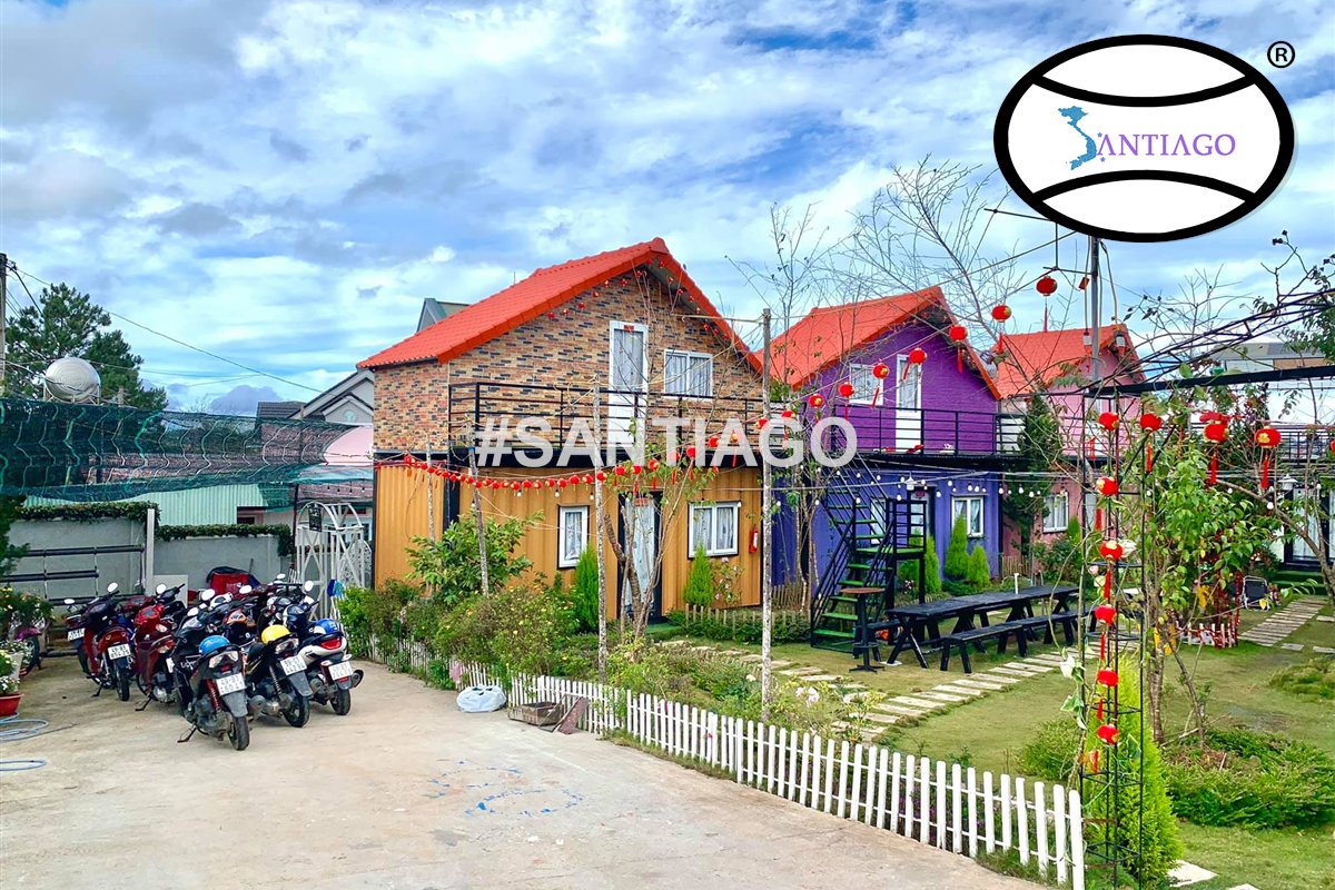 Lối vào homestay với các dãy nhà mái đỏ