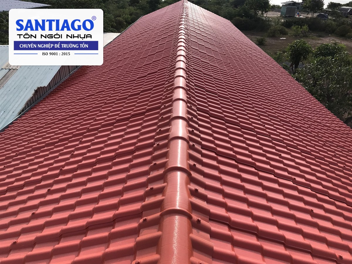 Đường nóc mái ngói nhựa đỏ đã lợp úp nóc ở Đà Nẵng