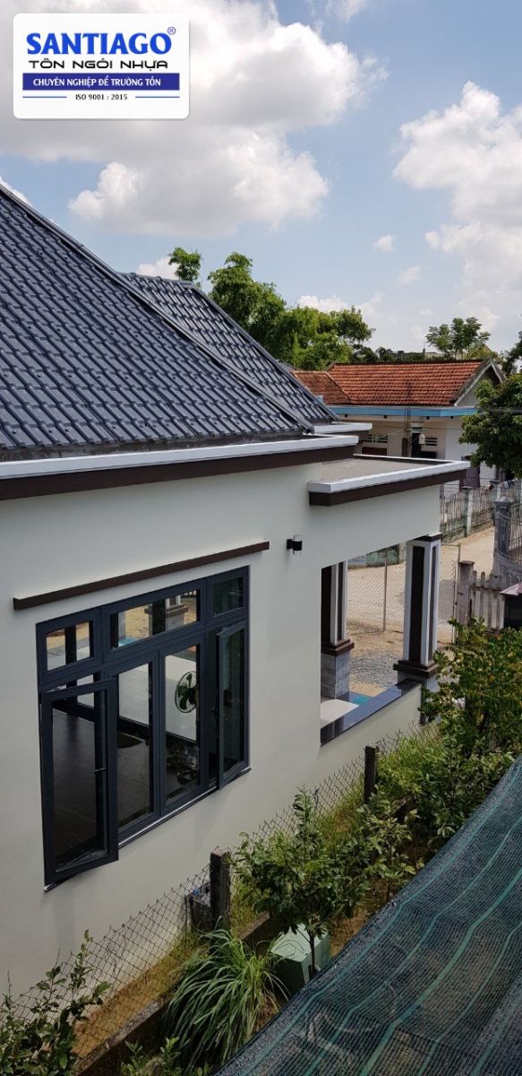 Góc mái bánh ú lợp ngói nhựa xám