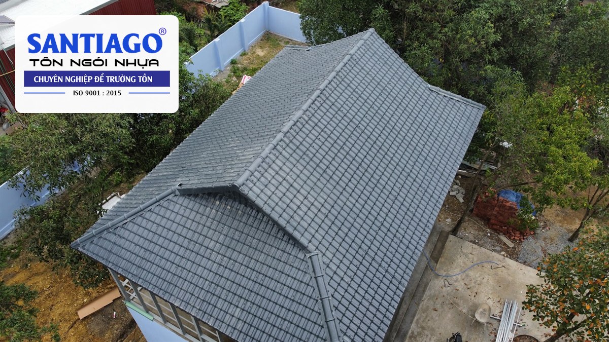 Mái bánh ú ngói nhựa xám nhìn thẳng từ trên xuống