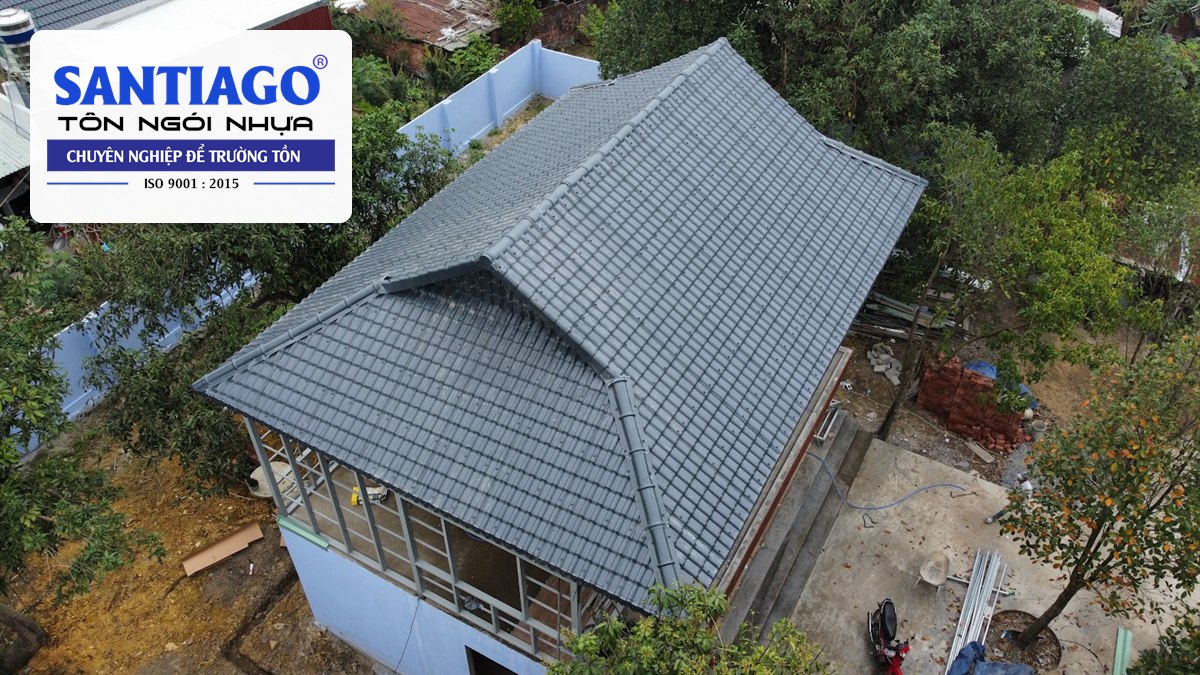 Đường sườn mái bánh ú ngói nhựa xám nhìn nghiêng
