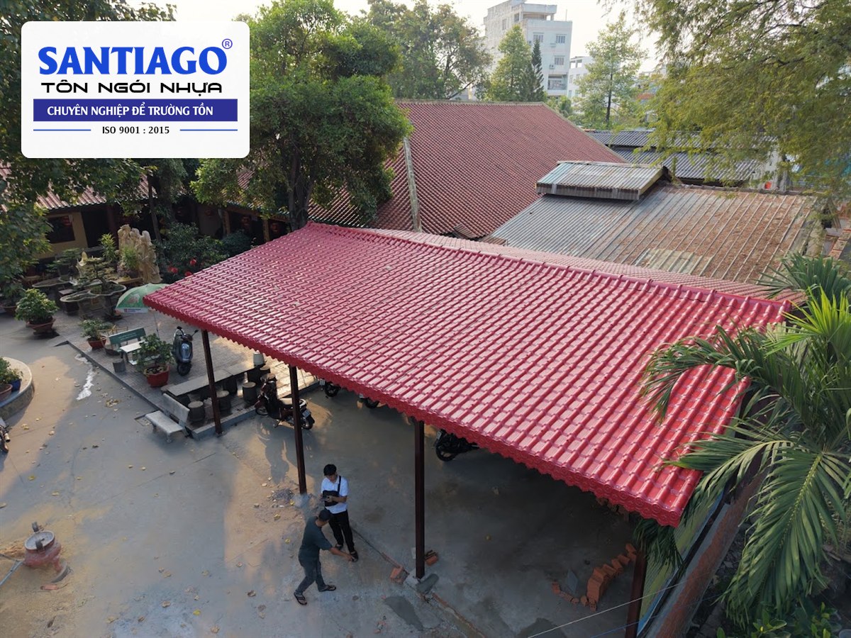 Mái che sân dài lợp tôn nhựa màu đỏ nhìn từ trên cao