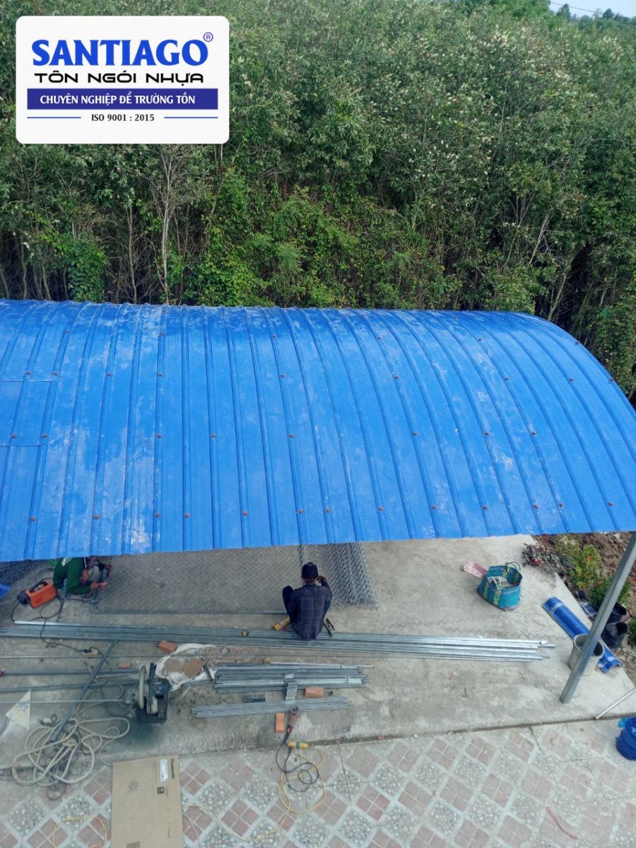 Mái che tôn nhựa xanh dương ở Cần Thơ