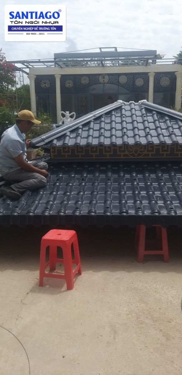 Đỉnh mái chóp lợp ngói nhựa xám