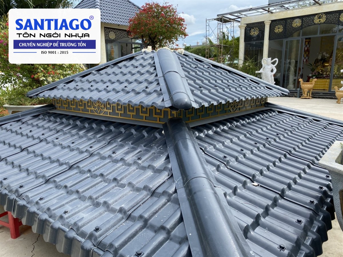 Đỉnh mái chóp lợp ngói nhựa xám của một công trình chùa